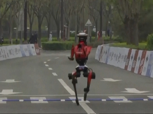 После прошлогодишњих „повреда и ломова", на овогодишњем маратону у Кини, робот је био бржи од победника 