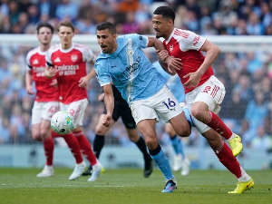 Борба за титулу тек почиње, Холанд пресудио Арсеналу на "Етихаду"