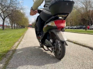 Скутер није бицикл али их закон не препознаје – најчешће их возе малолетна лица без светала и кациге