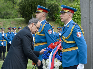 Премијер Мацут положио венац у Спомен-парку Јајинци