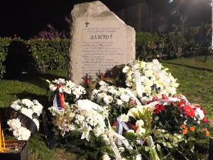 Помен код споменика 