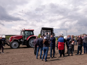 Прва искуства прикључне машине која користи вештачку интелигенцију у повртарству