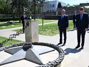 Поповић и Решетњиков одали почаст страдалима у борби за ослобођење Београда