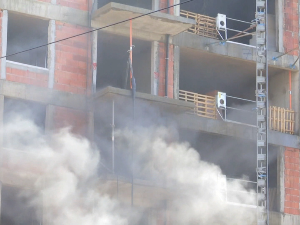 Тросатна драма на градилишту – пожар угашен, ватрогасци дежурали до поноћи на Чукаричкој падини