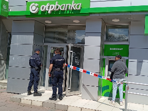 Уз претњу пиштољем отео новац из банке у Нишу, полиција трага за осумњиченим