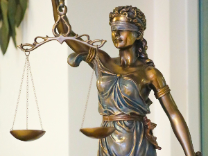 Средњи прст пред судом, нижу се казне за увреде – окривљени тврде да жртве „умишљају