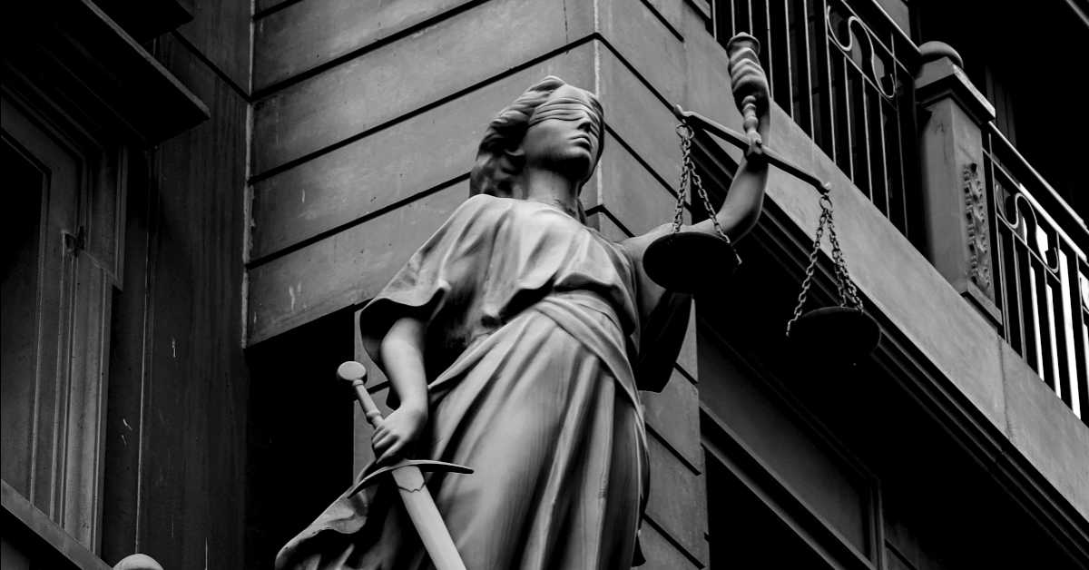 Средњи прст пред судом, нижу се казне за увреде – окривљени тврде да жртве „умишљају" шта су им показали