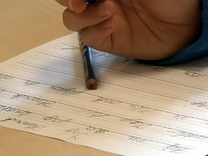 Зашто Шведска у школе враћа папир и оловку – кад пишеш руком, ти мислиш