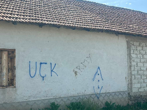 На кући српске породице у селу Могила исписан графит УЧК