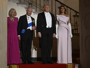 Мед, кашичице, звоно... Размена поклона између Трампових и Краља Чарлса и Камиле