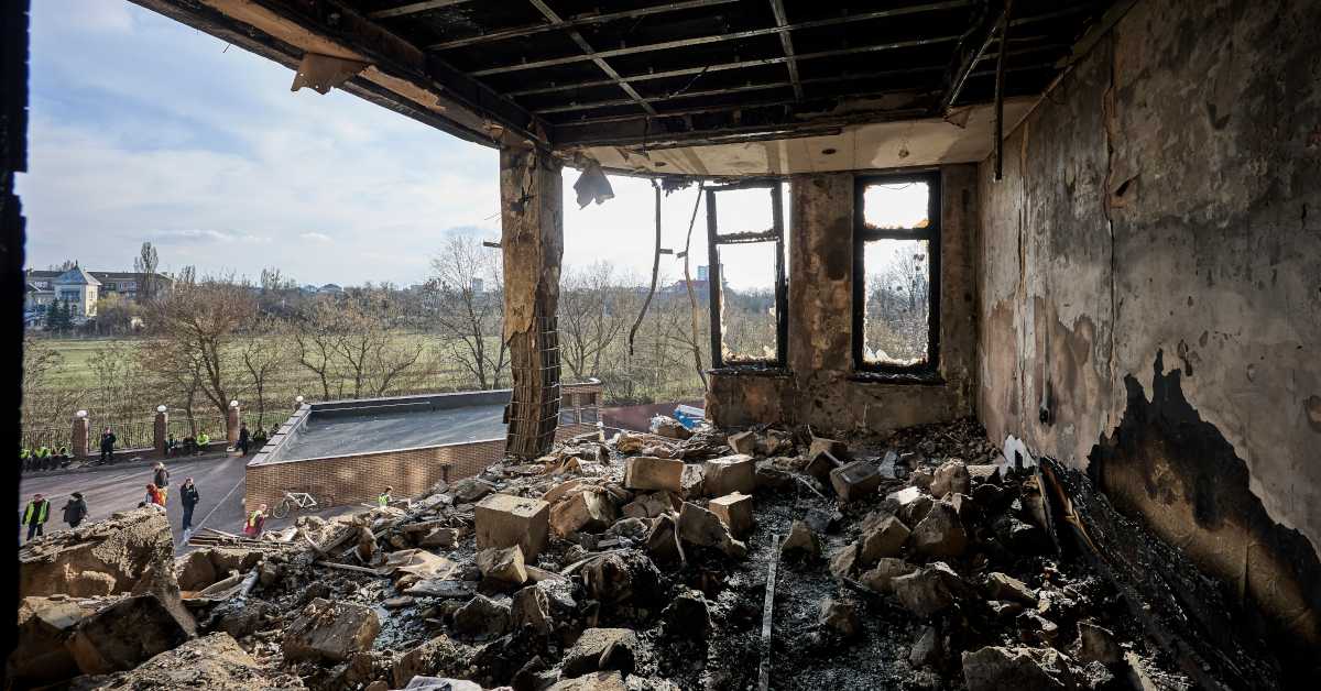 Гађан аутобус у Никопољу – троје страдало, 12 рањених; напад на зграду у руској Владимирској области