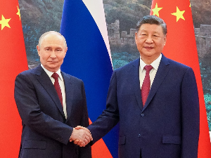 Путин свечано поздрављен топовском ватром на главном тргу у Пекингу, дочекао га Си