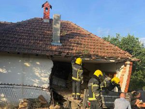 Камионом слетео са пута и улетео у кућу код Крагујевца, погинуо сувозач