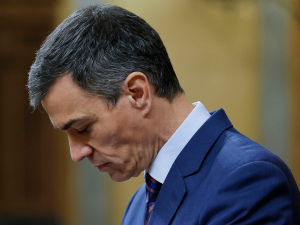 Авион шпанског премијера принудно слетео у Анкару 