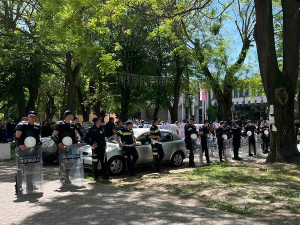 Кандидат СНС-а за председника СО Кула није изабран, испред зграде окупљене две групе грађана