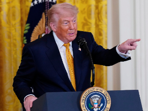 Трамп: Близу смо договора са Ираном, могућ прекид сукоба; ИРГЦ: Транзит кроз Ормуски мореуз постаће безбедан