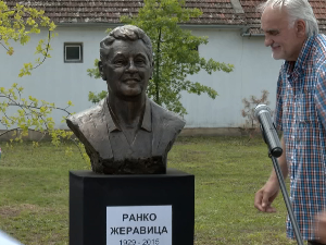  У Новом Милошеву, испред музеја Ранку Жеравици, откривена и спомен биста прослављеном кошаркашком тренеру 