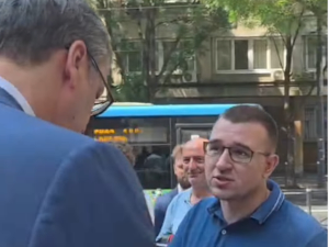 Вучић разговарао са радницима ГСП-а који протестују испред Председништва