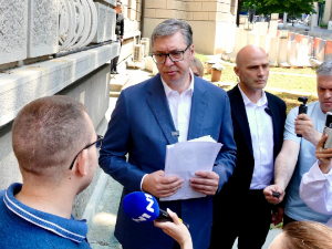 Вучић разговарао са радницима ГСП-а који су протестовали испред Председништва