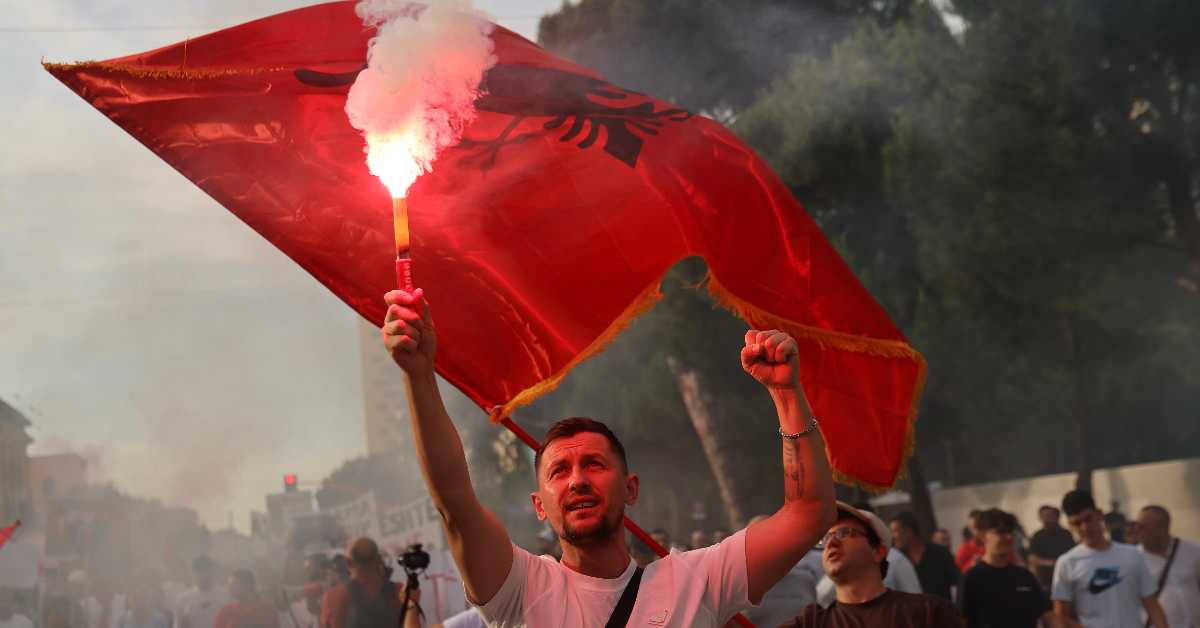 Албанија "чисти" протесте, прогнана Куртијева проиранска активисткиња