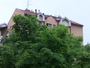 Запалио се кров стамбене зграде на Бежанијској коси