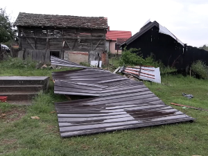 Град и олуја направили велику штету у коцељевачком крају