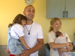 Брачни пар Џокић из Врања заједно на плантажи, али и у породилишту