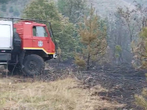 Гори ниско растиње код Чачка, ватра захватила неколико хектара