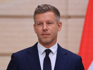 Мушкарац пљунуо мађарског премијера Петера Мађара на железничкој станици