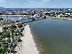 Водостај Дунава близу историјског минимума – проблем за лађаре, атракција за купаче