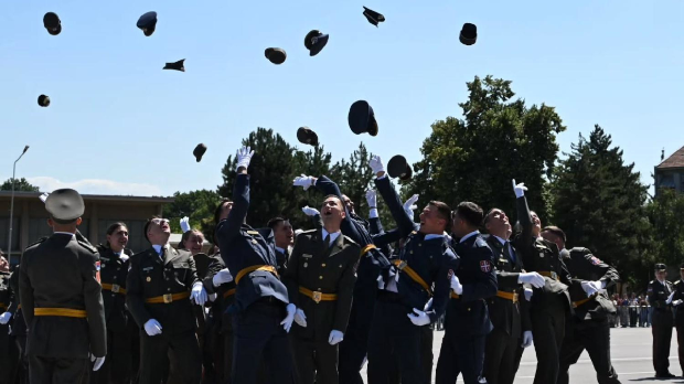 Бацањем шапки завршена свечаност промоције најмлађих официра Војске Србије; Вучић: Не бира свако позив војника, то чине само најчаснији
