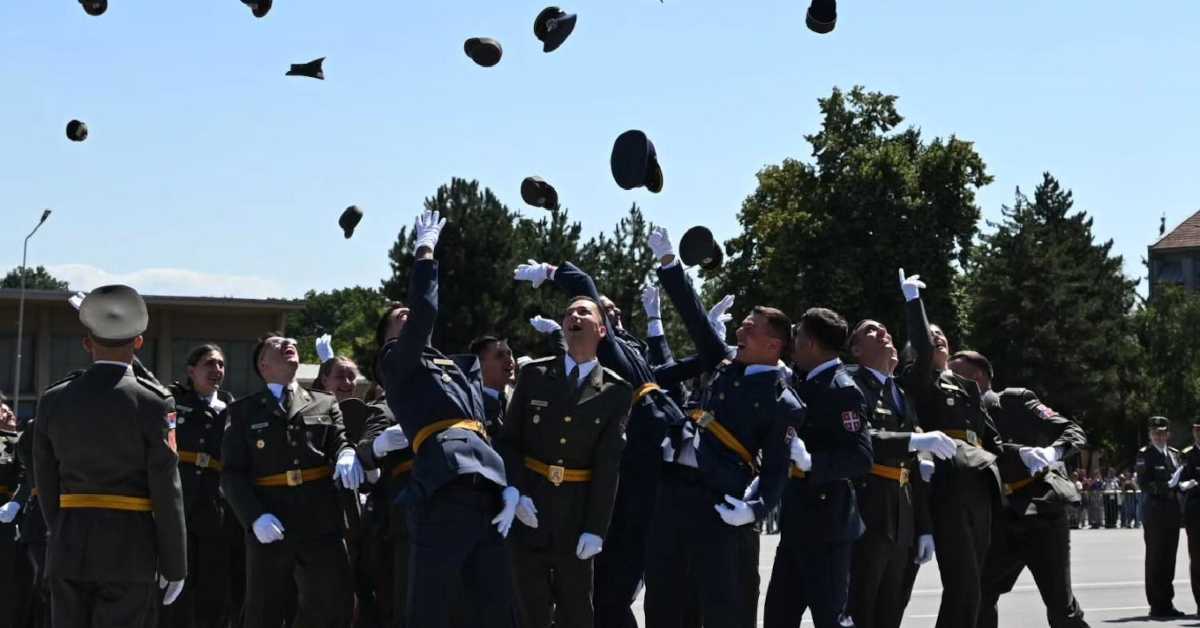 Бацањем шапки завршена свечаност промоције најмлађих официра Војске Србије; Вучић: Не бира свако позив војника, то чине само најчаснији