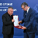 Вучић постхумно одликовао Милована Јовановића, отац војника страдалог у Либану примио орден