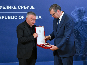 Вучић постхумно одликовао Милована Јовановића, отац војника страдалог у Либану примио орден