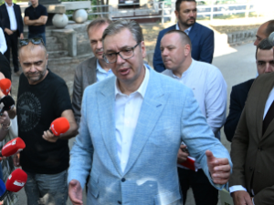 Вучић у посети селу Васиљ код Књажевца, обилази мобилну амбуланту