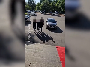 Ухапшен "врачарац" – осумњичен да је пресрео човека на улици, уперио пиштољ, па својом крвљу писао по хауби