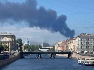 Масовни удар дронова на Санкт Петербург; погођена стамбена зграда у Запорожју