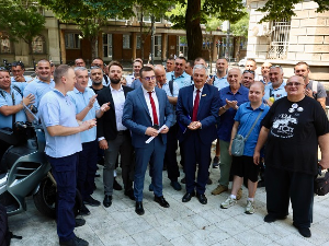 Вучић се састао са синдикатима ГСП-а, Банковић: Јавно-приватно партнерство са "Стрелом" биће обустављено