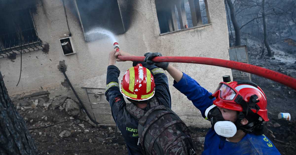 Двоје погинулих у пожарима на грчком острву Саламина, ватра се шири на Скиросу
