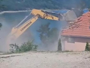 Тешка механизација на Газиводама, настављено рушење објеката у власништву Срба