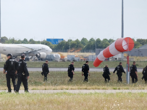 Покушај терористичког напада у Лајпцигу, возач аеродромског аутобуса шутнуо дрон са експлозивом