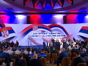 Председник Вучић уручује одликовања