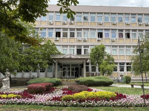 Мушкарац из Старчева оптужен да је злостављао супругу, ћерки дао пиштољ да пуца у њега