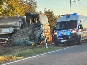 Аутомобил слетео са пута и ударио у камион код Таванкута, погинула жена