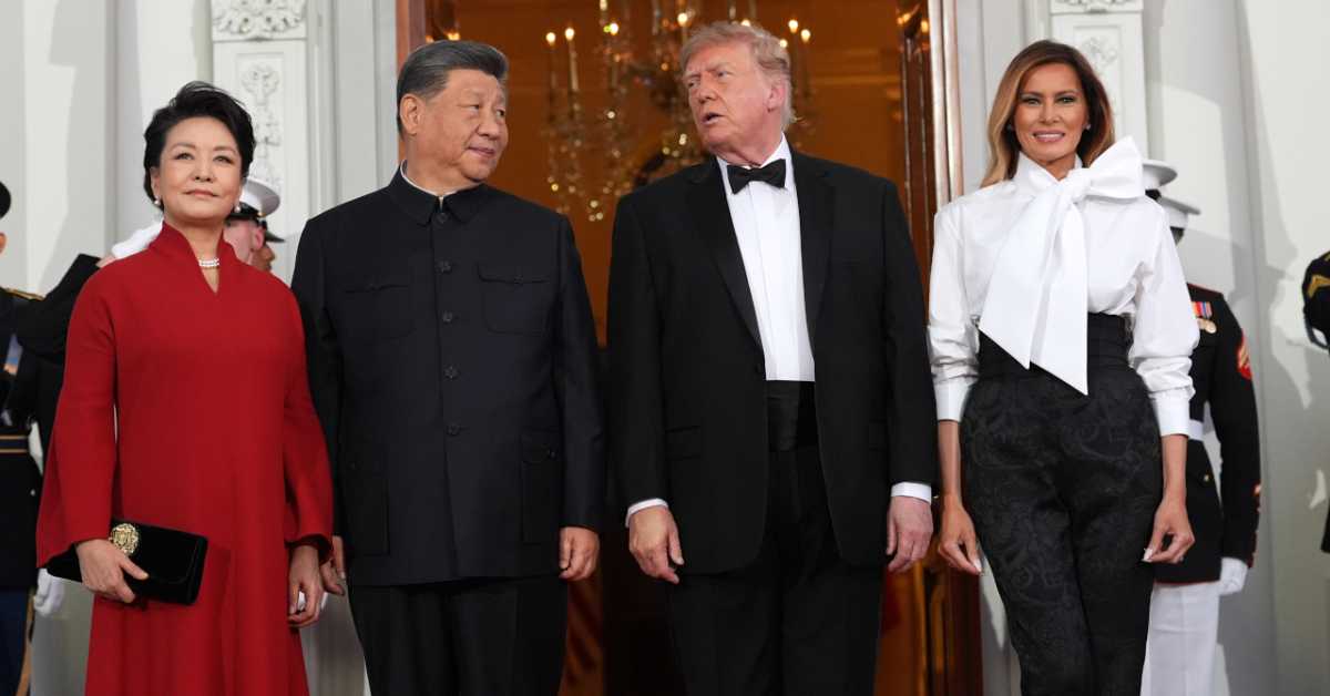 Меланија Трамп крши неписана модна правила – какву поруку носи божур на њеним панталонама