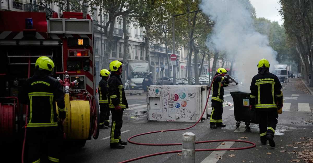 Француска затвара стотине школа због протеста, власти упозоравају на "урбано насиље"