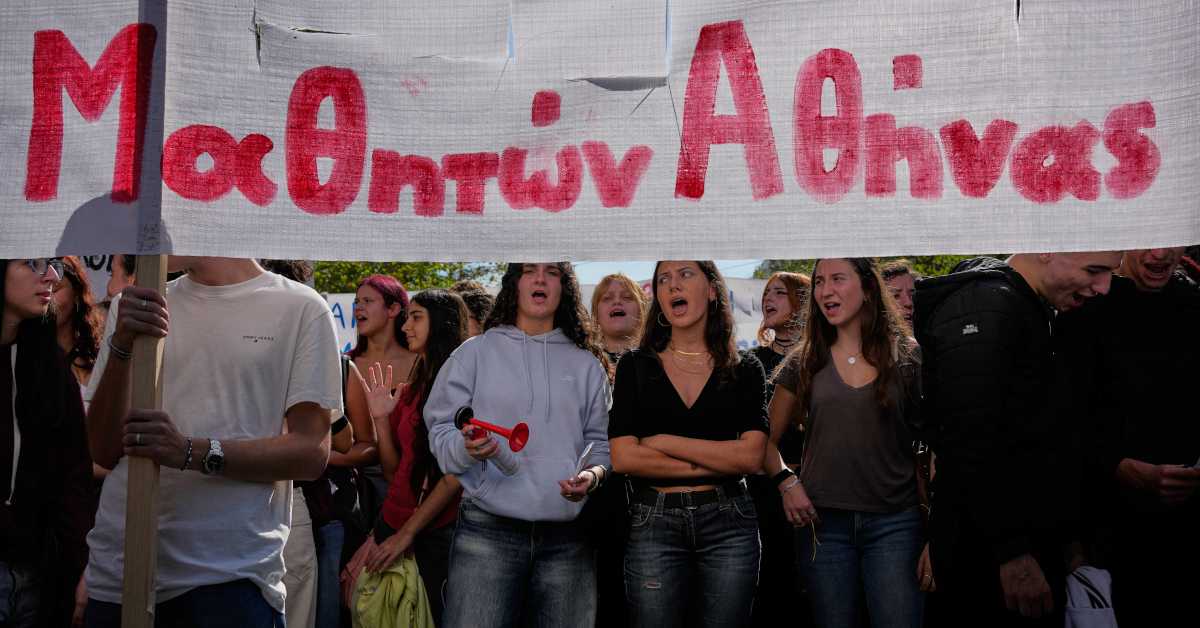 Масовни протести широм Грчке – студенти и професори траже бесплатно образовање и веће плате