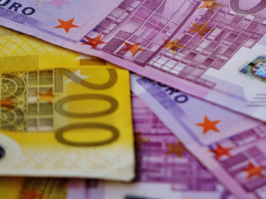 Долар узвраћа ударац, евро на најнижој вредности у последњих 17 месеци