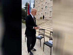 Рама поставио столице са натписом "дијалог", позвао студенте на разговор 