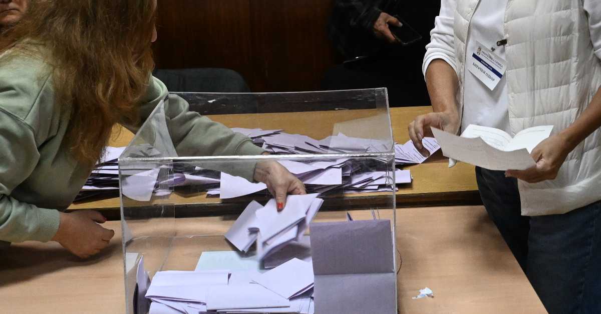 Пројекције Ипсоса и Цесида: Студентска листа 52,7 одсто, Уједињена Србија 38,9 одсто; Прослава победе у седишту СЛ и широм Србије
